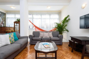 Omar do Rio - TN 239/301: Grande Apartamento p/ Até 10 pessoas, Internet 240mbps, Workstation, Smart TV, 100 metros do Metrô e 500metros da Praia de Copacabana